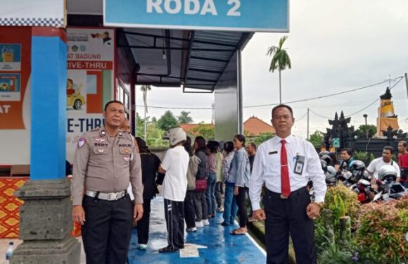 Setelah Sosialisasi Pergub 30 Ratusan WP Padati Samsat Badung.