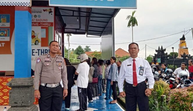 Setelah Sosialisasi Pergub 30 Ratusan WP Padati Samsat Badung.