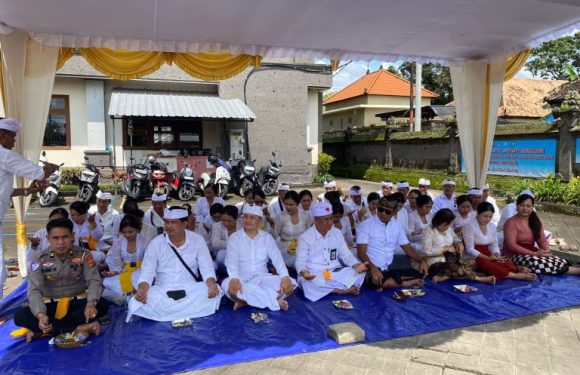 Kaupt Samsat Denpasar Hadiri Upacara Pujawali Dan Mendem Pedagingan Di Pura Swagina Samsat Badung.