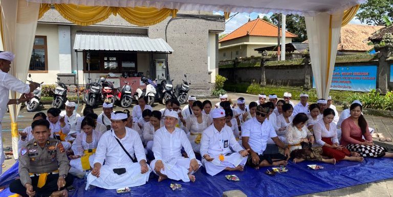 Kaupt Samsat Denpasar Hadiri Upacara Pujawali Dan Mendem Pedagingan Di Pura Swagina Samsat Badung.