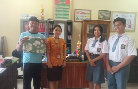 Student Company SMK 3 Denpasar Ciptakan Tas Multifungsi.