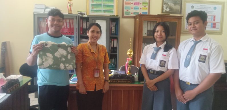 Student Company SMK 3 Denpasar Ciptakan Tas Multifungsi.