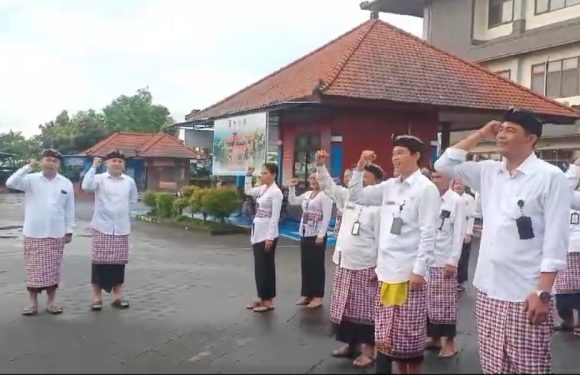 Sang Inovator Samsat Badung I Ketut Sadar Sampaikan Berikan Layanan Dengan Salam Dan Senyum Yang Ramah Pada Wajib Pajak.