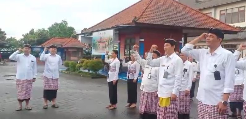 Sang Inovator Samsat Badung I Ketut Sadar Sampaikan Berikan Layanan Dengan Salam Dan Senyum Yang Ramah Pada Wajib Pajak.