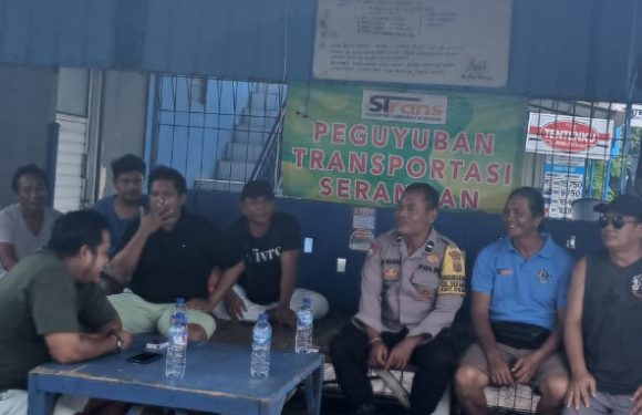 Bhabinkamtibmas Kelurahan Serangan Imbau Sopir Taksi Offline Jaga Kondusivitas di Dermaga Banjar Ponjok.