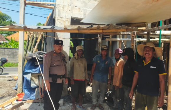 Bhabinkamtibmas Kelurahan Benoa Sambangi Proyek Perumahan Giri Puspa, Berikan Imbauan Keamanan.