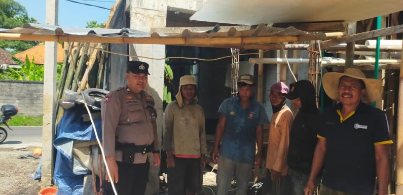 Bhabinkamtibmas Kelurahan Benoa Sambangi Proyek Perumahan Giri Puspa, Berikan Imbauan Keamanan.