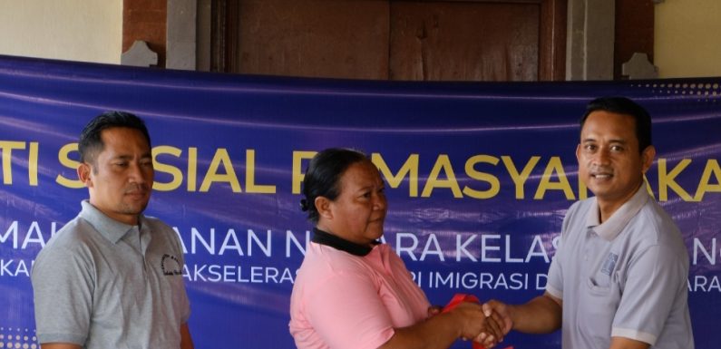 DUKUNG PROGRAM AKSELERASI MENTERI IMIPAS, RUTAN BANGLI SALURKAN BANTUAN SEMBAKO KE MASYARAKAT SEKITAR.