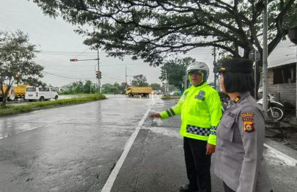 Satgas Preventif Ops Keselamatan Agung 2025 Lakukan Gatur di Simpang Klotok.