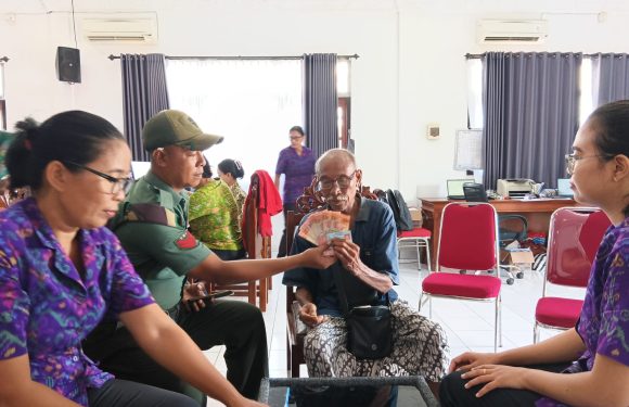 Babinsa Pantau Penyaluran Bantuan BLT Dana Desa  Desa Serongga  Kabupaten Gianyar.