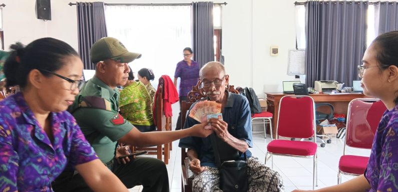 Babinsa Pantau Penyaluran Bantuan BLT Dana Desa  Desa Serongga  Kabupaten Gianyar.