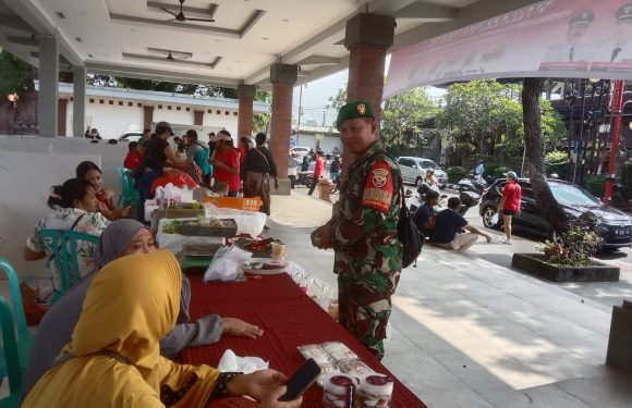 Babinsa Kelurahan Gianyar Dampingi Kegiatan Pasar Murah Jelang Hari Raya Nyepi dan Idul Fitri.