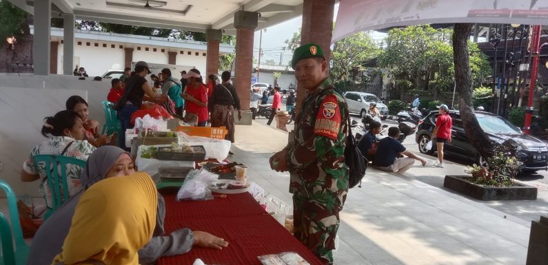 Babinsa Kelurahan Gianyar Dampingi Kegiatan Pasar Murah Jelang Hari Raya Nyepi dan Idul Fitri.