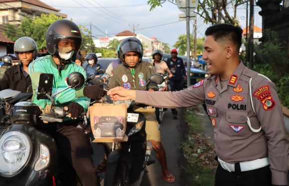 Polresta Denpasar Bagi Takjil dan Buka Puasa Bersama Media sebagai Wujud Kepedulian untuk Masyarakat.