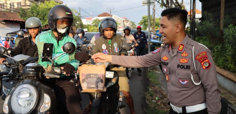 Polresta Denpasar Bagi Takjil dan Buka Puasa Bersama Media sebagai Wujud Kepedulian untuk Masyarakat.