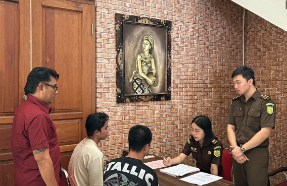 Unit Reskrim Polsek Dentim Serahkan Dua Pelaku Pencurian ke Kejaksaan Negeri Denpasar.