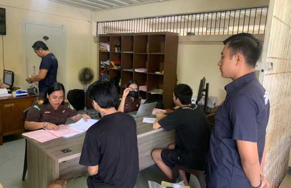 Unit Reskrim Polsek Dentim Tuntaskan Proses Penyidikan, Tersangka Penganiayaan Diserahkan ke Kejari Denpasar.