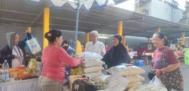 Perumda Pasar Sewakadarma Kota Denpasar Bersama Bulog, dan Pelaku UMKM Lokal Selenggarakan Pasar Murah dan Layanan Kesehatan.