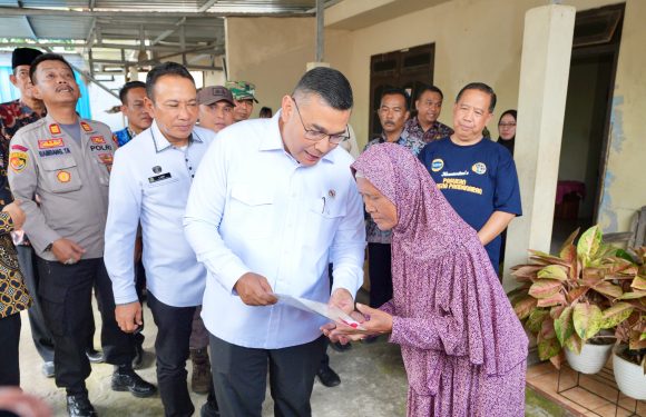 Wamen ATR/ Waka BPN Serahkan Sertipikat Elektronik Door to Door di Semarang.