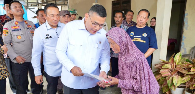 Wamen ATR/ Waka BPN Serahkan Sertipikat Elektronik Door to Door di Semarang.