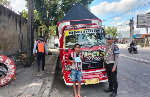 Satlantas Polresta Denpasar Tertibkan Parkir Liar di Jalan Cargo, Tiga Truk Kena Tilang.