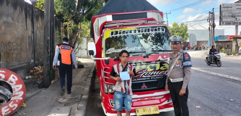 Satlantas Polresta Denpasar Tertibkan Parkir Liar di Jalan Cargo, Tiga Truk Kena Tilang.