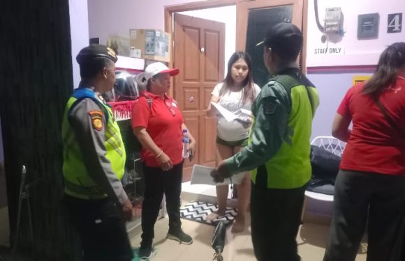 Tegakkan Tertib Administrasi, Polsek Dentim Kawal Pendataan Penduduk Pendatang Non-Permanen di Kelurahan Dangin Puri.