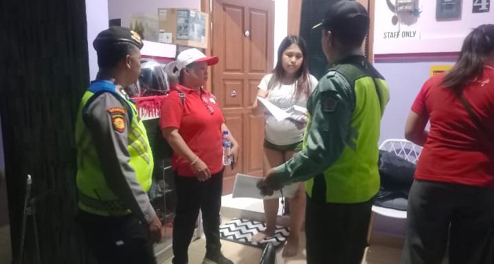 Tegakkan Tertib Administrasi, Polsek Dentim Kawal Pendataan Penduduk Pendatang Non-Permanen di Kelurahan Dangin Puri.