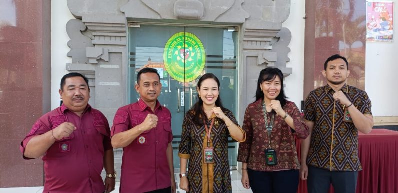PERKUAT SINERGITAS DENGAN APH, KEPALA RUTAN BANGLI SAMBANGI PENGADILAN NEGERI BANGLI.