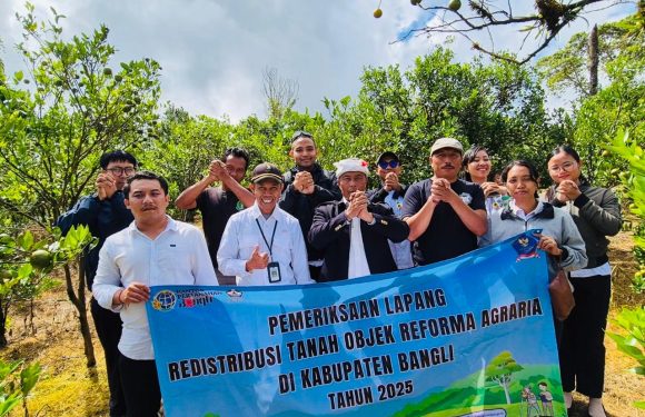 PEMERIKSAAN LAPANG OBJEK REDISTRIBUSI TANAH DIGELAR DI KINTAMANI SEBAGAI BAGIAN DARI TAHAPAN VALIDASI DAN VERIFIKASI.