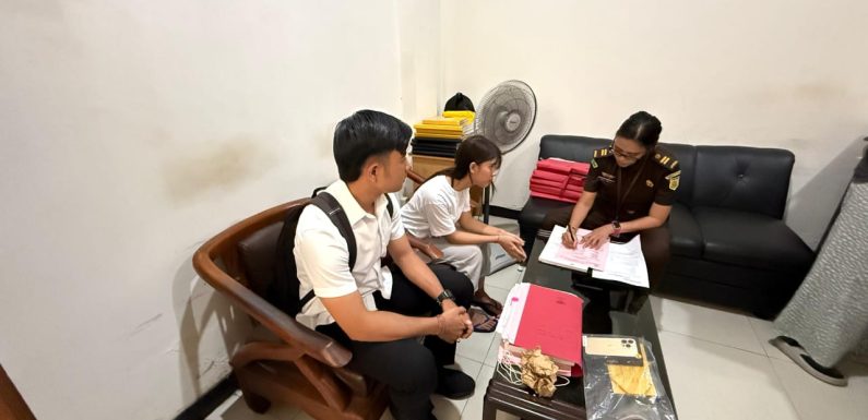 Unit Reskrim Polsek Dentim Serahkan Tersangka dan Barang Bukti Kasus Penggelapan Jabatan ke Kejari Denpasar.