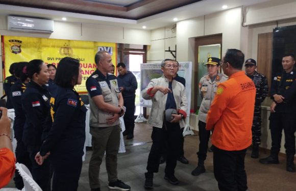Karodokpol Pusdokkes Polri Tinjau Posko Kemanusiaan Korban KMP Tunu Pratama Jaya di Gilimanuk.
