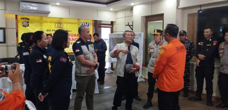 Karodokpol Pusdokkes Polri Tinjau Posko Kemanusiaan Korban KMP Tunu Pratama Jaya di Gilimanuk.