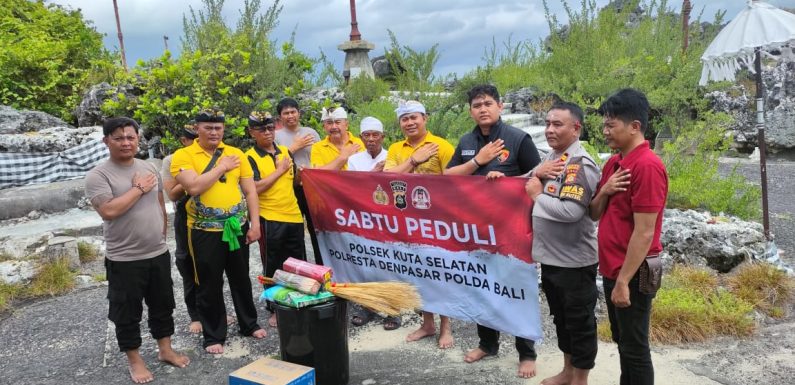 Polsek Kuta Selatan Gelar Program Sabtu Peduli di Pura Bias Tugel Benoa.