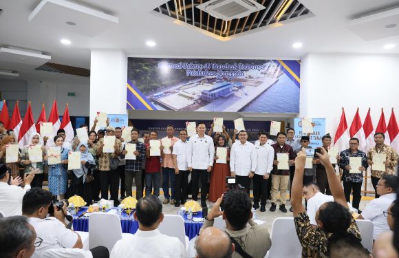 Serahkan 160 Sertipikat Tanah kepada Pemda dan Masyarakat Sulteng, Wamen Ossy Tekankan Bentuk Komitmen Negara Hadirkan Kepastian Hukum.