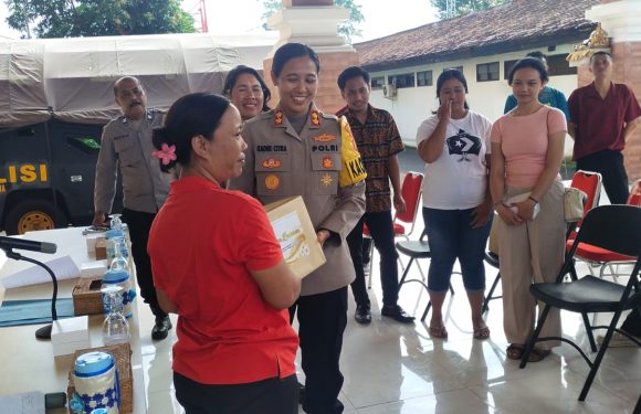 Kapolres Jembrana Berbagi Kasih Lewat Bantuan Sembako kepada PHL Polres.