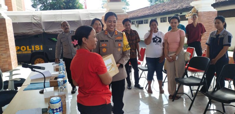 Kapolres Jembrana Berbagi Kasih Lewat Bantuan Sembako kepada PHL Polres.