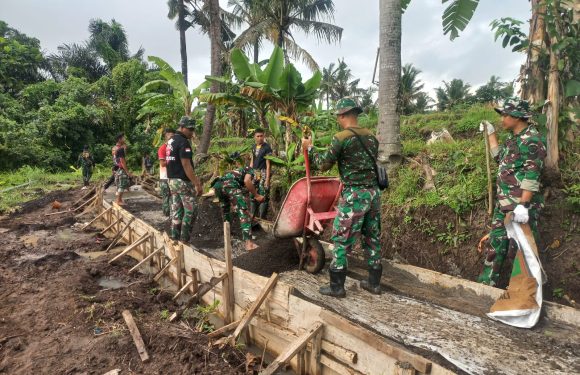 Dansatgas TMMD 125 Letkol Kav Rizal Wijaya Pimpin Langsung Pembangunan Jalan Usaha Tani di Desa Batuan.