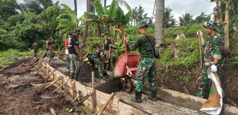 Dansatgas TMMD 125 Letkol Kav Rizal Wijaya Pimpin Langsung Pembangunan Jalan Usaha Tani di Desa Batuan.