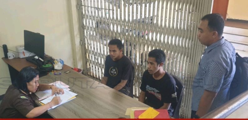 Polsek Dentim Serahkan 2 Tersangka Kasus Penggelapan Beserta Barang Bukti ke Kejaksaan Negeri Denpasar.