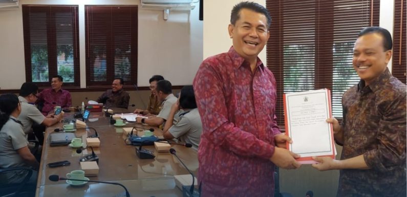 Penandatanganan Surat Pernyataan Pelepasan Hak antara Pemerintah Provinsi Bali dan Dewa Made Mahayadnya,