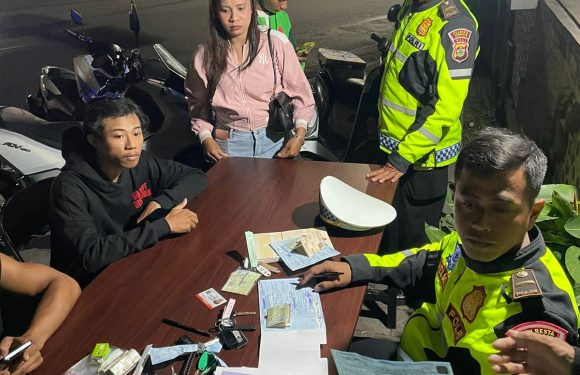 Sat Lantas Polresta Denpasar Gelar Penindakan Lalu Lintas Malam Minggu di Simpang Direktorat Kuta.