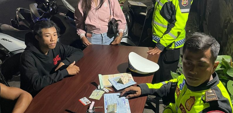 Sat Lantas Polresta Denpasar Gelar Penindakan Lalu Lintas Malam Minggu di Simpang Direktorat Kuta.