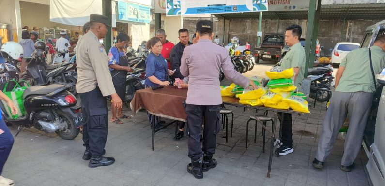 Gerakan Pangan Murah Polresta Denpasar, Polsek Denpasar Selatan Salurkan 1 Ton Beras SPHP di Jln Pantai Sindu Sanur Denpasar Selatan.