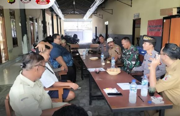 Kapolsek Sukasada Sambang Ke Kantor Perbekel Desa Panji Jalin Sinergi Kamtibmas.