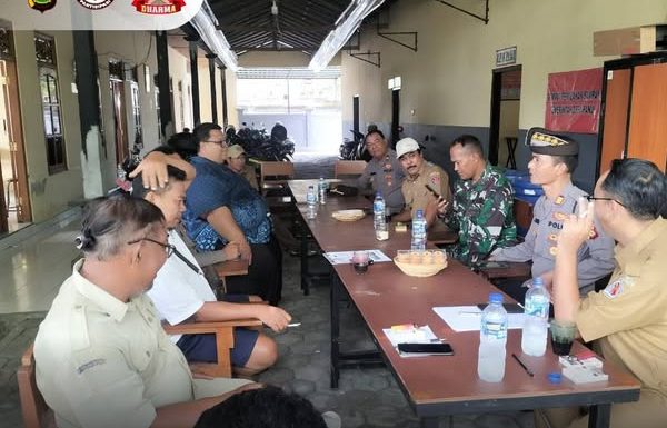 Kapolsek Sukasada Sambang Ke Kantor Perbekel Desa Panji Jalin Sinergi Kamtibmas.