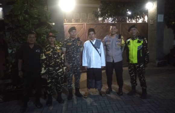 Bhabinkamtibmas Desa Sumerta Kelod Hadiri dan Amankan Peringatan Maulid Nabi Muhammad SAW di Banjar Sebudi.
