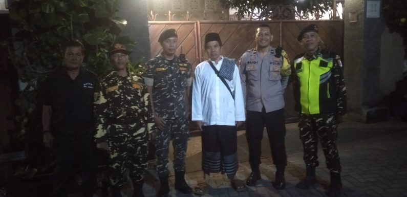 Bhabinkamtibmas Desa Sumerta Kelod Hadiri dan Amankan Peringatan Maulid Nabi Muhammad SAW di Banjar Sebudi.