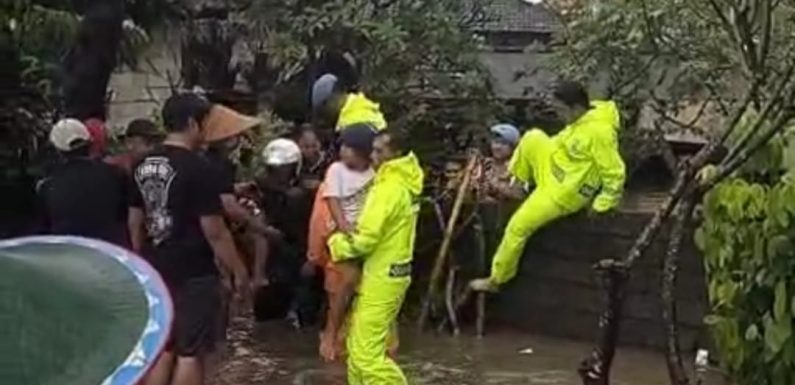 Polsek Denpasar Selatan Evakuasi Nenek dan Tiga Anak Terjebak Banjir di Pemogan.