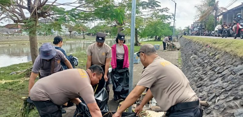 Pasca Banjir, Polsek Densel dan Warga Gelar Bersih-Bersih Bantaran Sungai Taman Pancing.